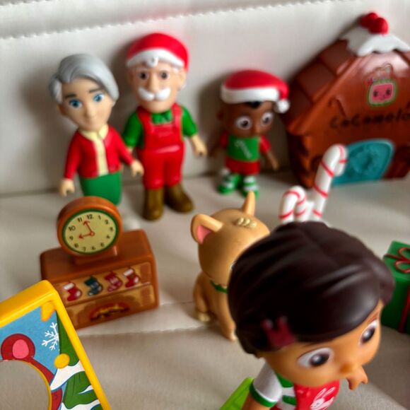 23 Piece Christmas COCOMELON Play Set 9 Family & Friends Figures &14 Play Pcs. - Picture 8 of 8